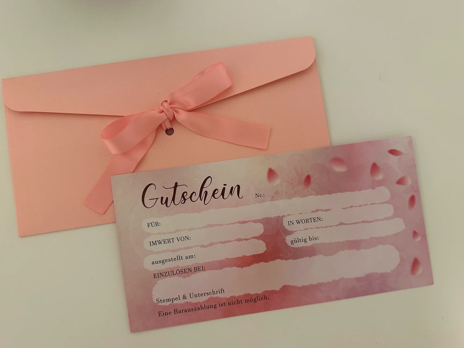 Geschenkgutschein des Sahar Beauty Salon mit rosa Umschlag und Satinband